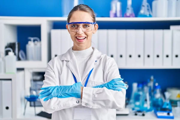 Mujer Joven Científica Sonriendo Confiada Pie Con Los Brazos Cruzados —  Fotos de Stock