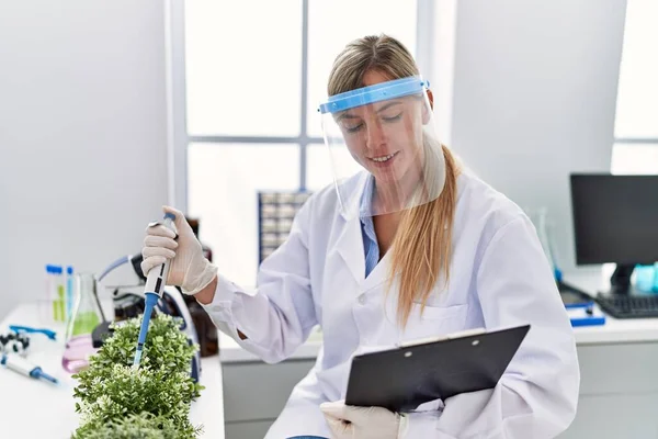 Ung Blond Kvinna Bär Vetenskapsman Uniform Arbetar Laboratoriet — Stockfoto