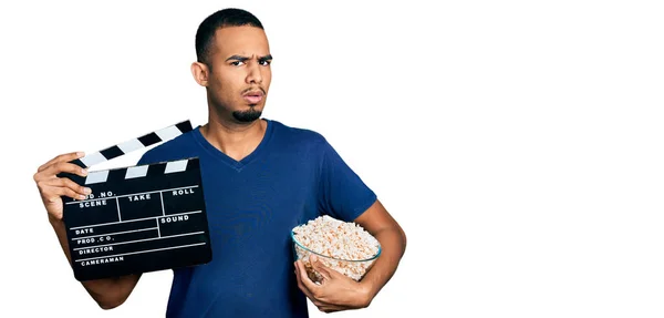 Mladý Africký Američan Jíst Popcorn Drží Film Clapboard Šoku Tvář — Stock fotografie