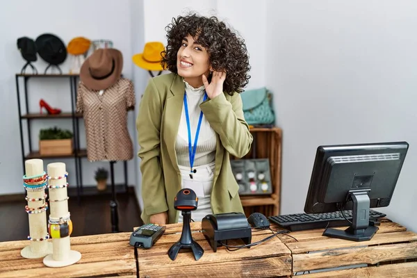 Young Middle Eastern Woman Working Manager Retail Boutique Smiling Hand — Stok fotoğraf