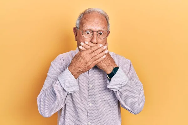 Homme Âgé Aux Cheveux Gris Portant Une Chemise Élégante Des — Photo