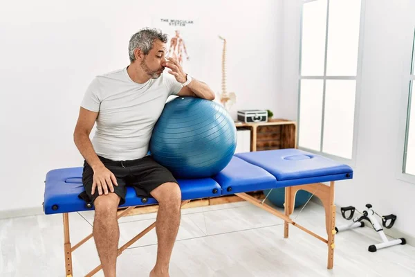 Hispanischer Mann Mittleren Alters Einer Schmerzklinik Mit Pilates Ball Der — Stockfoto