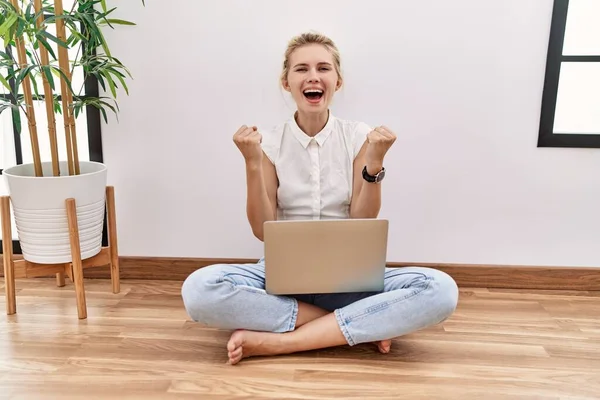 Young Blonde Woman Using Computer Laptop Sitting Floor Living Room — Photo