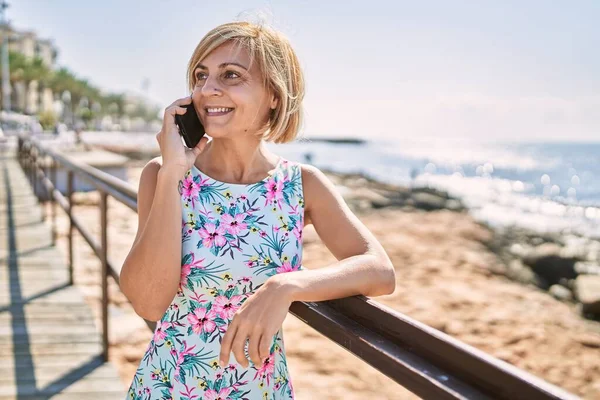 Medioevo Bella Donna Che Parla Telefono Riva Mare — Foto Stock