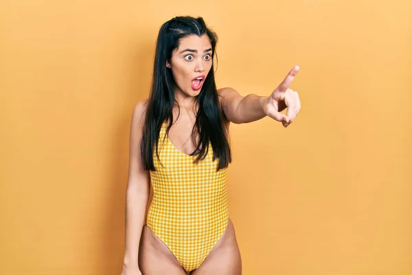 Junge Hispanische Mädchen Badeanzug Zeigt Mit Dem Finger Überrascht Voraus — Stockfoto