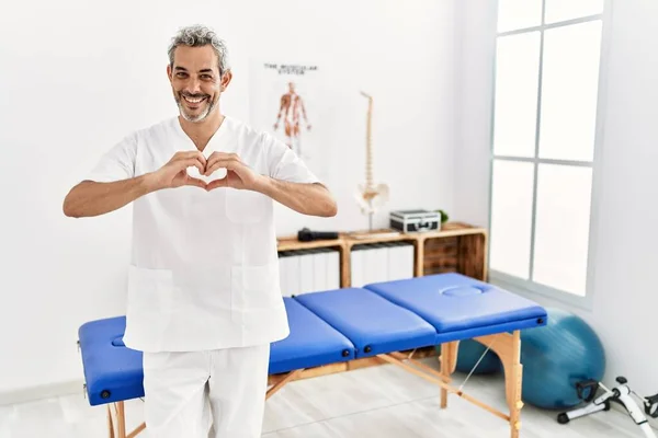 Hispanischer Therapeut Mittleren Alters Der Einer Schmerzklinik Arbeitet Und Verliebt — Stockfoto