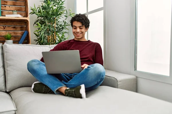 Hombre Hispano Joven Usando Portátil Sentado Sofá Casa —  Fotos de Stock