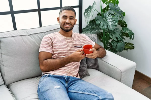 Mladý Muž Blízkém Východě Usmívá Sebevědomě Pít Kávu Doma — Stock fotografie