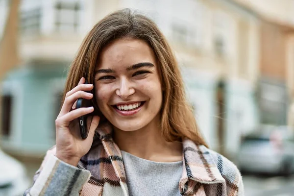 若いですブロンド女性話していますザスマートフォンでストリート — ストック写真