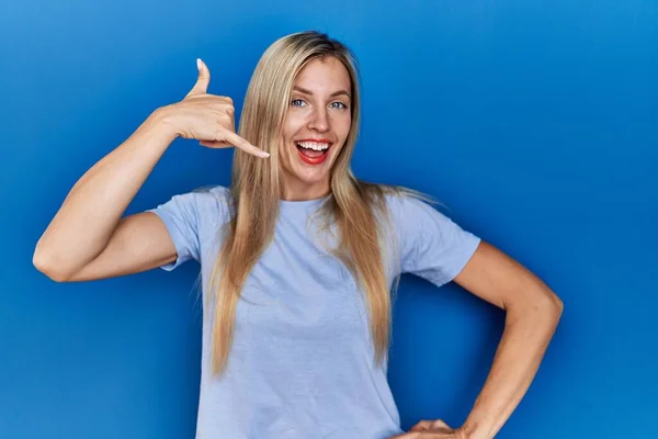 Beautiful Blonde Woman Wearing Casual Shirt Blue Background Smiling Doing — Zdjęcie stockowe