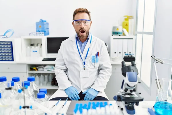 Человек Среднего Возраста Работающий Научной Лаборатории Напуган Поражен Открытым Ртом — стоковое фото