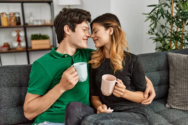 Jovem Casal Caucasiano Sorrindo Feliz Beber Xícara Café Casa — Fotografia de Stock