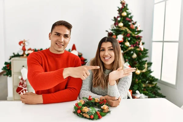 Jong Spaans Paar Zitten Aan Tafel Kerst Verbaasd Glimlachend Naar — Stockfoto