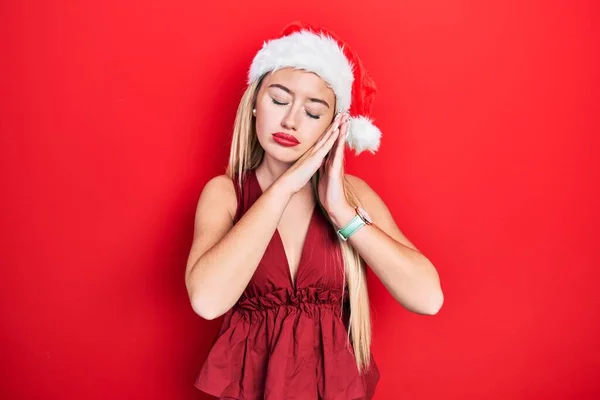 Genç Sarışın Kız Noel Şapkası Takıyor Uyuyor Yorgun Düşler Görüyor — Stok fotoğraf