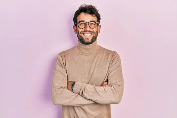 Przystojniak Brodą Swetrze Golfem Okularami Uśmiechnięty Uśmiechnięty Skrzyżowanymi Ramionami Patrzący — Zdjęcie stockowe