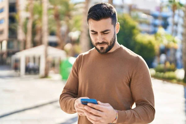 Joven Hispano Usando Smartphone Calle —  Fotos de Stock