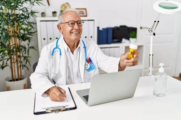 Doktor Üniforması Giyen Kıdemli Bir Adam Klinikte Ilaç Tedavisi Öneriyor — Stok fotoğraf