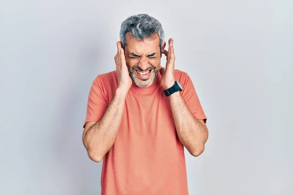 Gri Saçlı Yakışıklı Orta Yaşlı Bir Adam Gürültülü Müzik Sesi — Stok fotoğraf
