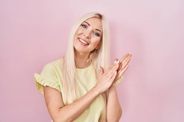 Mujer Caucásica Pie Sobre Fondo Rosa Aplaudiendo Aplaudiendo Felices Alegres — Foto de Stock