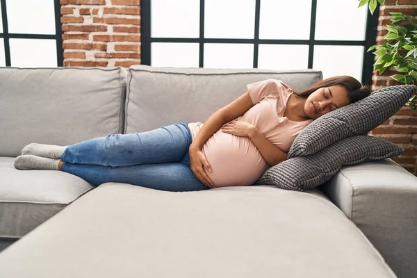 Mujer Latina Joven Embarazada Durmiendo Sofá Casa — Foto de Stock