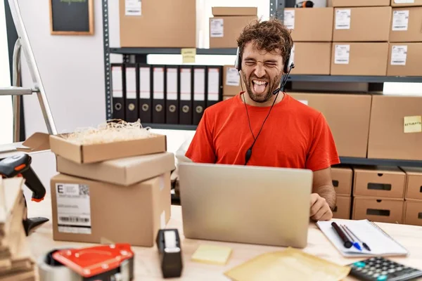 Jonge Spaanse Agent Het Magazijn Steekt Zijn Tong Uit Met — Stockfoto