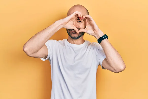 Jeune Homme Chauve Portant Shirt Blanc Décontracté Forme Coeur Avec — Photo