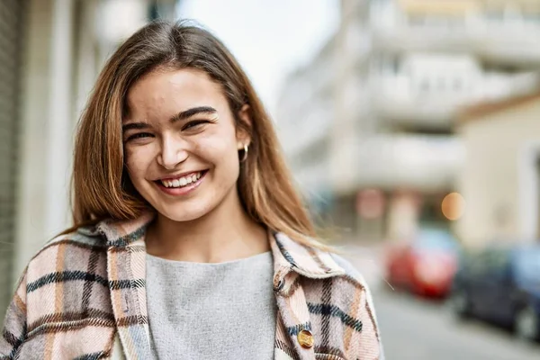 Joven Mujer Rubia Sonriendo Confiada Calle — Foto de Stock