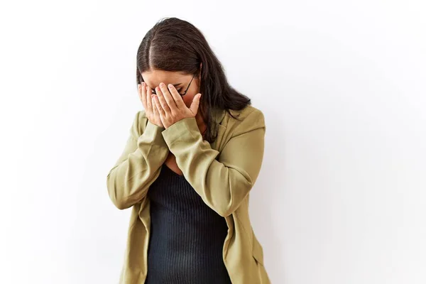 Giovane Donna Bruna Piedi Sfondo Isolato Con Triste Espressione Che — Foto Stock