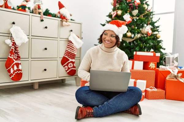 Mulher Hispânica Meia Idade Usando Laptop Sentado Árvore Natal Casa — Fotografia de Stock
