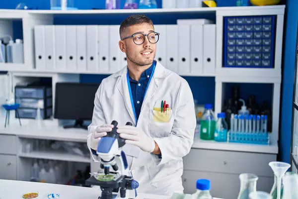 Joven Científico Hispano Sonriendo Confiado Trabajando Laboratorio — Foto de Stock