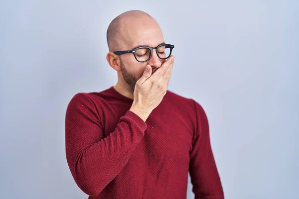 Joven Calvo Con Barba Pie Sobre Fondo Blanco Con Gafas — Foto de Stock