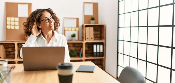 Middelbare Leeftijd Spaanse Vrouw Die Kantoor Werkt Een Bril Draagt — Stockfoto