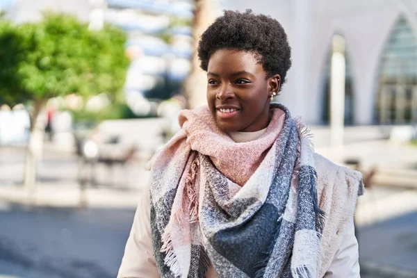 Afrikansk Amerikansk Kvinna Ler Säker Stående Gatan — Stockfoto