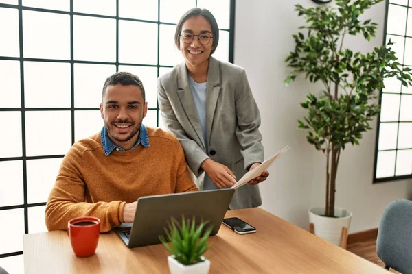 Dos Trabajadores Negocios Sonriendo Felices Trabajando Sentados Escritorio Oficina —  Fotos de Stock