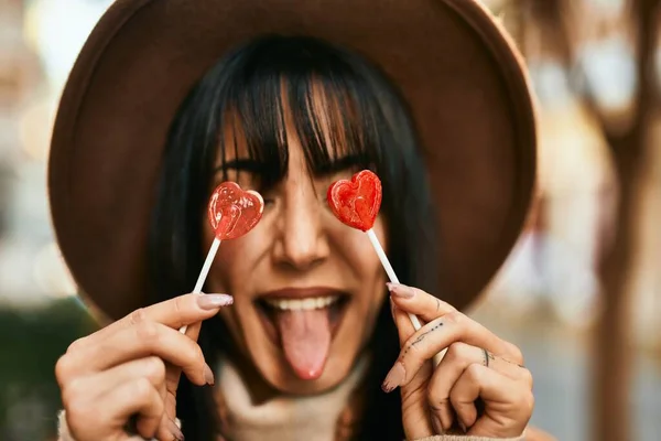 Mujer Morena Con Sombrero Invierno Divertido Celebración Piruletas Que Cubren —  Fotos de Stock