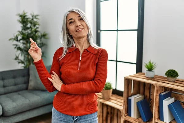 Mulher Cabelos Grisalhos Meia Idade Vestindo Roupas Casuais Casa Sorrindo — Fotografia de Stock