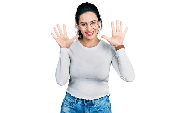Junge Hispanische Frau Lässiger Kleidung Zeigt Mit Finger Nummer Zehn — Stockfoto