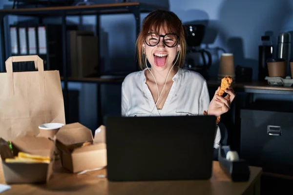 Mulher Bonita Nova Que Trabalha Usando Portátil Computador Comendo Língua — Fotografia de Stock