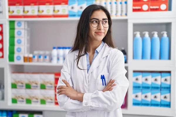 Giovane Farmacista Ragazza Ispanica Piedi Con Braccia Incrociate Gesto Farmacia — Foto Stock