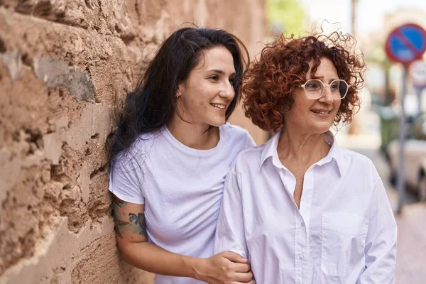 Duas Mulheres Mãe Filha Abraçando Outro Rua — Fotografia de Stock