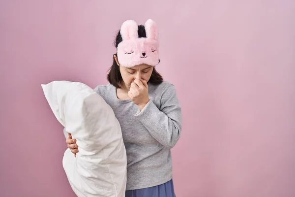 Mujer Con Síndrome Con Máscara Dormir Abrazando Almohada Cansada Frotando —  Fotos de Stock