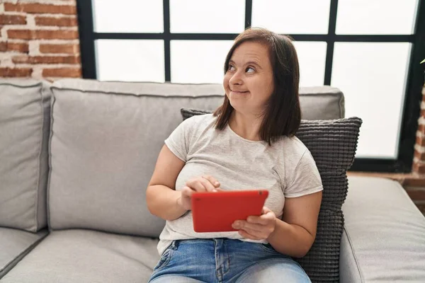 Mulher Síndrome Usando Touchpad Sentado Sofá Casa — Fotografia de Stock