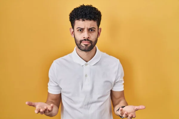 Hombre Árabe Pie Sobre Fondo Amarillo Despistado Confundido Con Los — Foto de Stock