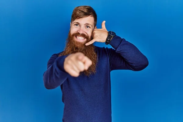 Roodharige Man Met Lange Baard Draagt Casual Blauwe Trui Blauwe — Stockfoto