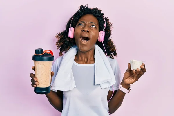 Ung Afrikansk Amerikansk Kvinna Bär Sport Kläder Dricka Ett Protein — Stockfoto