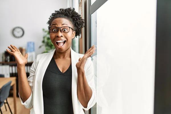 Mujer Negocios Africana Que Trabaja Oficina Celebrando Victoria Con Sonrisa — Foto de Stock