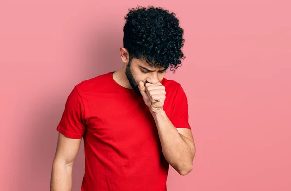 冷たいまたは気管支炎のための徴候としてよく感じ 咳をするカジュアルな赤いTシャツを身に着けているひげを持つ若いアラブ人の男 ヘルスケアの概念 — ストック写真