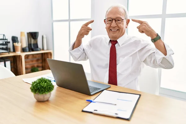 Homem Sênior Trabalhando Escritório Usando Laptop Computador Sorrindo Apontando Para — Fotografia de Stock