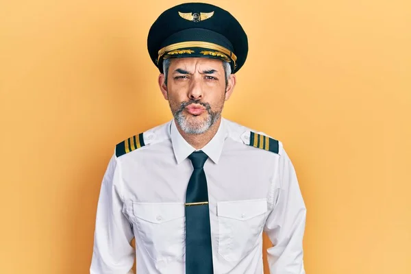 Knappe Man Van Middelbare Leeftijd Met Grijs Haar Vliegtuigpilotenuniform Kijkend — Stockfoto