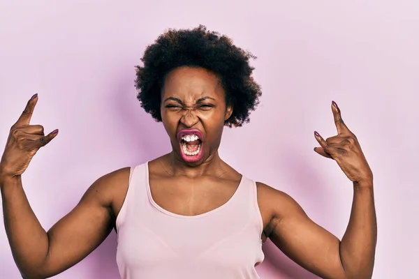 Young African American Woman Wearing Casual Sleeveless Shirt Shouting Crazy — Stock Photo, Image